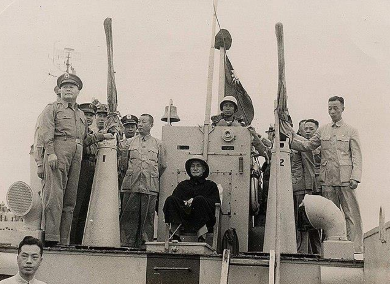 Le généralissime Chiang Kai-shek assiste à des exercices de la marine en 1956 (photo : Wikimedia Commons)