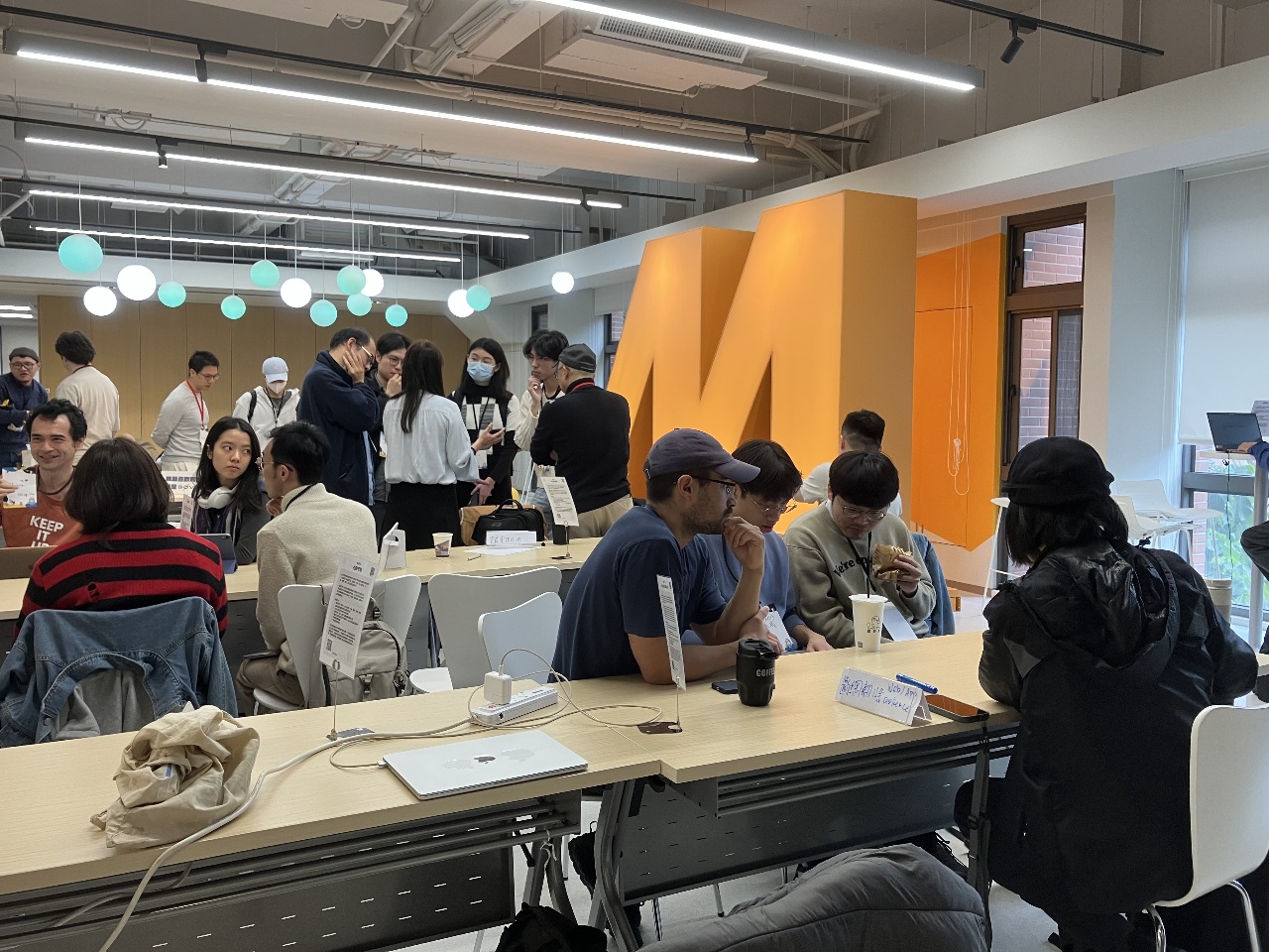 Hackathons, tiers-lieux des hackers civiques