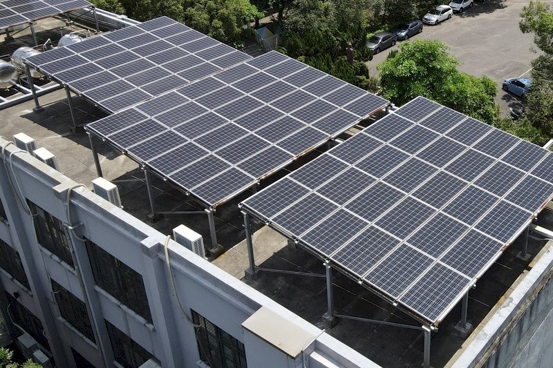 Installation obligatoire de panneaux solaires pour les bâtiments dont la superficie dépasse un certain seuil