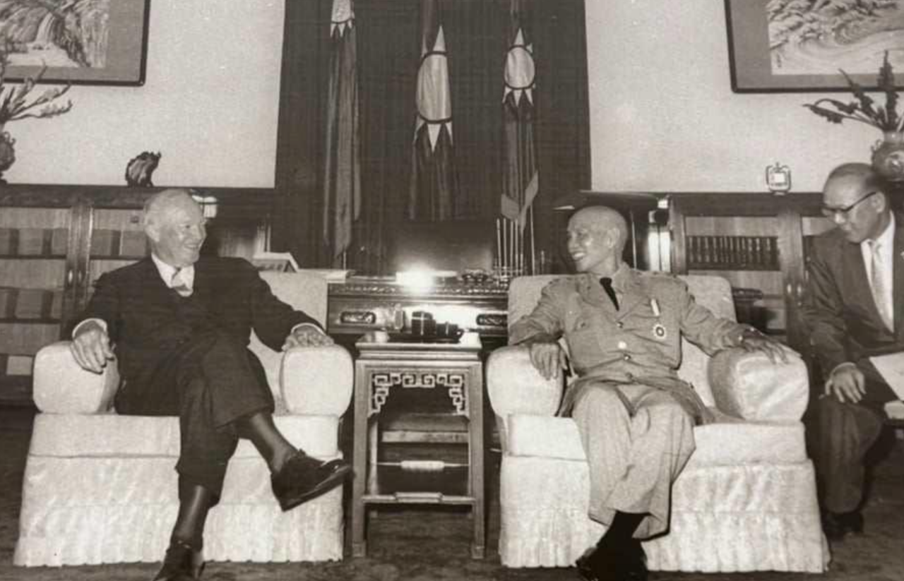 Les relations entre le Président Dwight Eisenhower et Chiang Kai-shek furent ombrageuses. Si Eisenhower avait promis de « déchainer Chiang », il n’autorisa que peu les Nationalistes à organiser leur contre-attaque, juin 1960.  (source : Collection du Mémorial Chiang Kai-shek, domaine public)