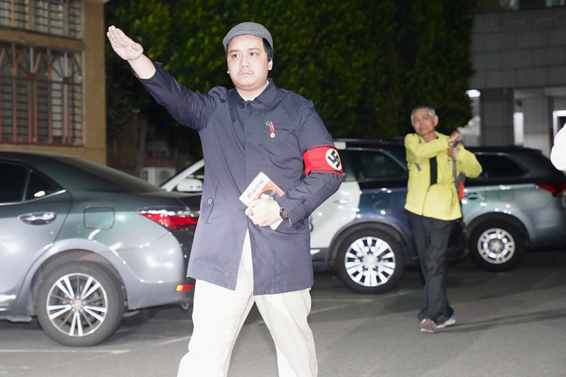 Le leader d'une campagne de destitution choque en affichant des symboles nazis