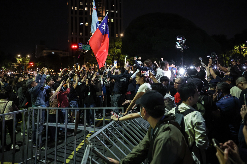Légers débordements lors du rassemblement illégal du KMT devant le tribunal de Taipei