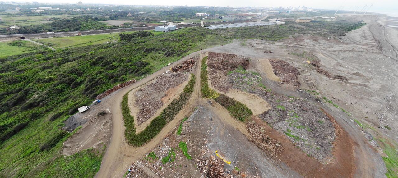 Décharge de Baoxiang (Guanyin, Taoyuan) au bord des dunes de Caota (capture photo 360 degrés google maps)