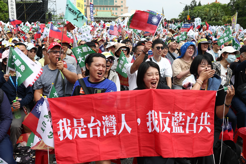 Le drapeau de la République de Chine à côté de drapeaux d'indépendance de Taïwan