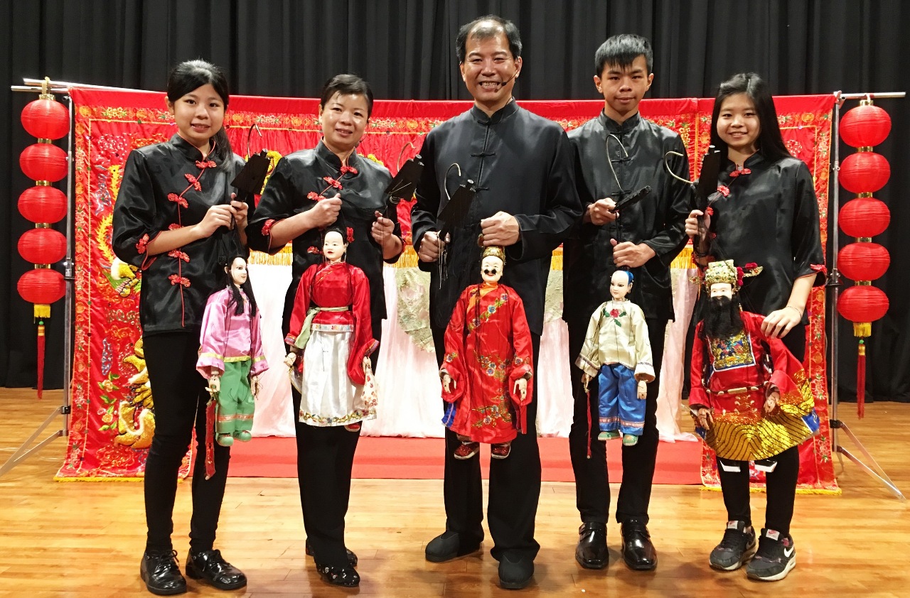 M. Hsueh Ying-yuan, son épouse et ses enfants continuent à faire vivre, de génération en génération, les marionnettes à fils dans le sud de Taïwan, avec leur Théâtre de marionettes à fils Jin Fei Feng (photo : 錦飛鳳傀儡戲劇團)