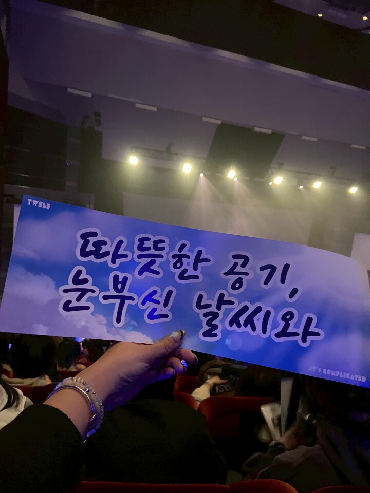 Dans les coulisses des concerts de Kpop avec Aki