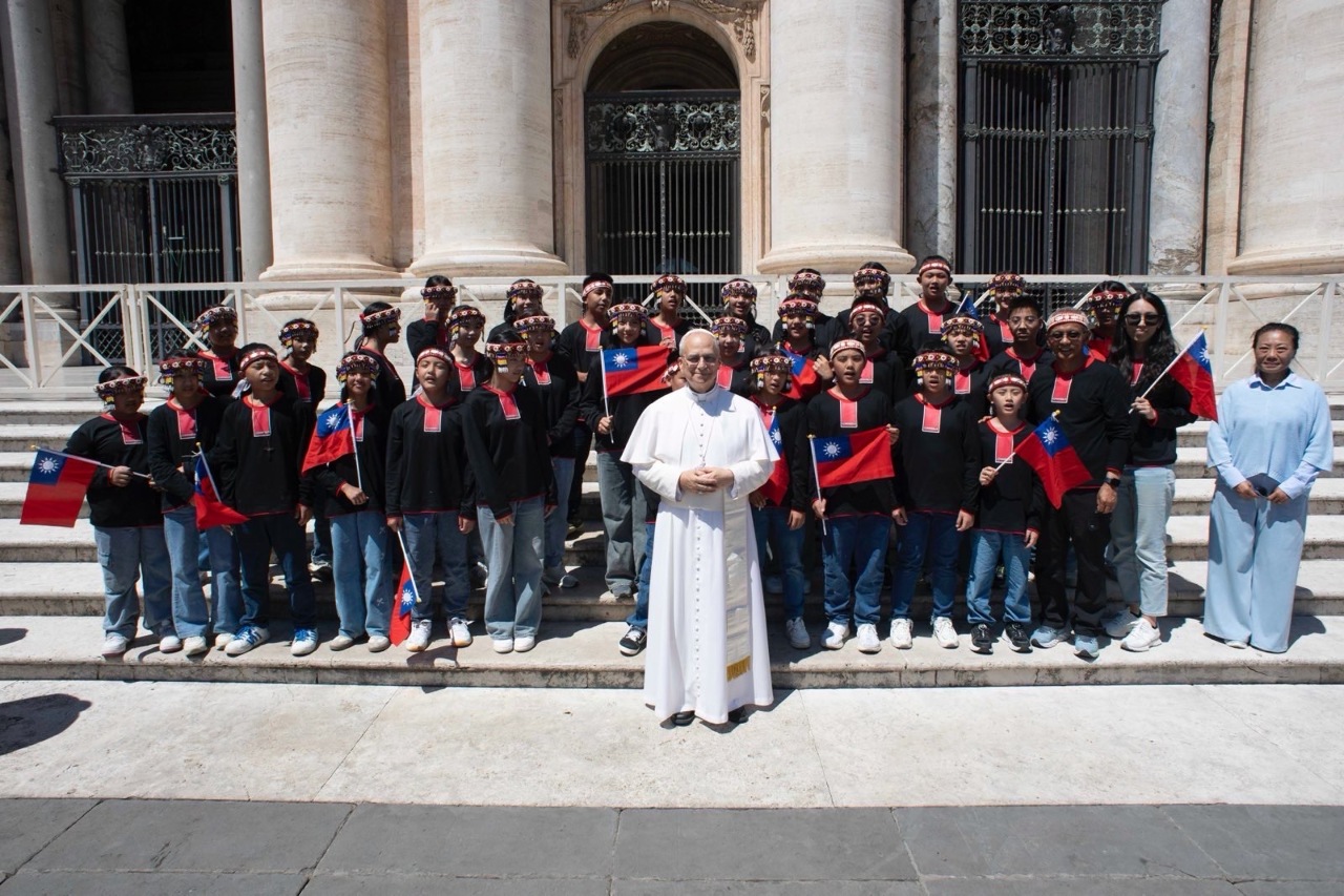 Un chœur d’enfants aborigènes taïwanais salué par le pape