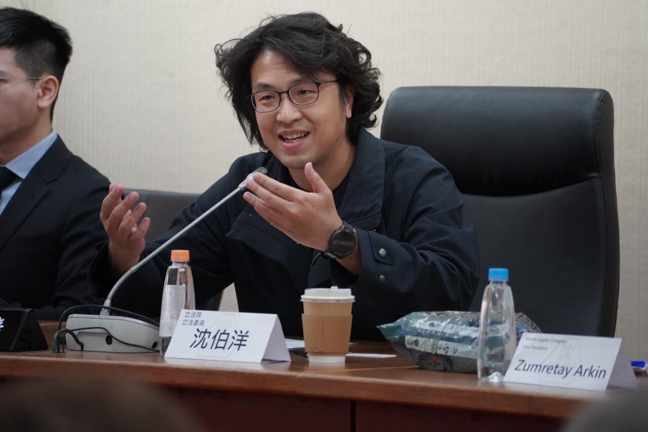 Le député DPP Puma Shen condamne les sanctions chinoises imposées à l'entreprise de son père