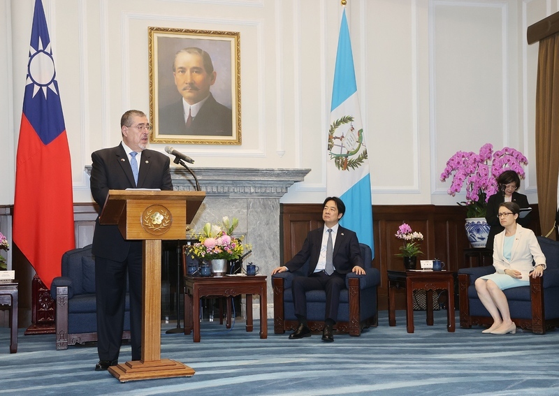 Le président du Guatemala arrive à Taïwan 30 ans après sa dernière visite