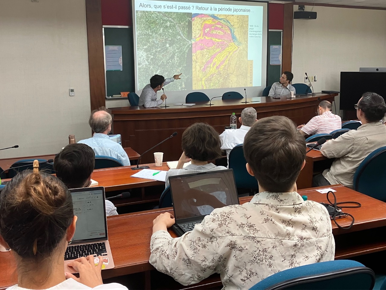 Journée des jeunes chercheurs 2025 co-organisée par le CEFC et l'EFEO à l'Academia Sinica le 11 juin. Victor Besnier et Pierre Lucas (AgroParisTech) présentent leur diagnostic agraire d'une partie de la plaine de Pingtung dans le sud de Taïwan (photo : RTI)