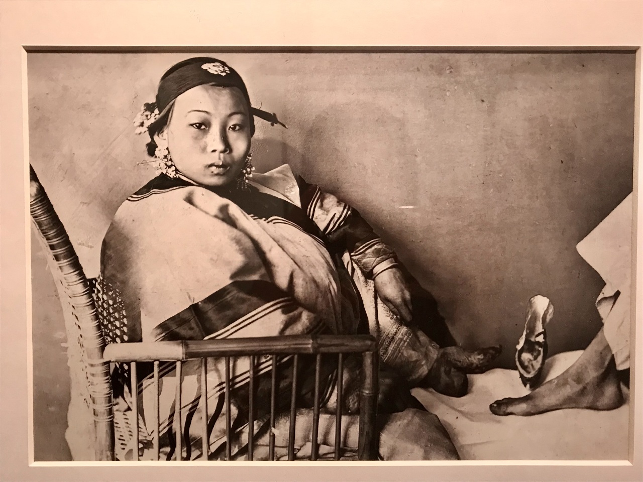 Décryptage - 20250627 - Le Musée de Beitou expose une collection privée exceptionnelle sur la coutume des pieds bandés (2/2)